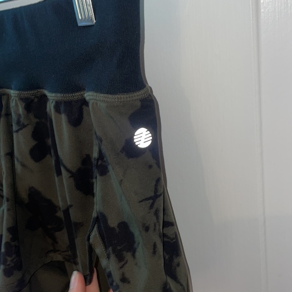 Zella Shorts - Picture 2 of 3